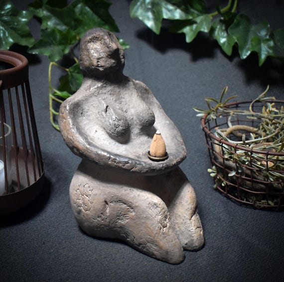 Archaic sculpture of femininity - Guardian of the smoke - traditional smoke burning art - Art.No.: RÄH017