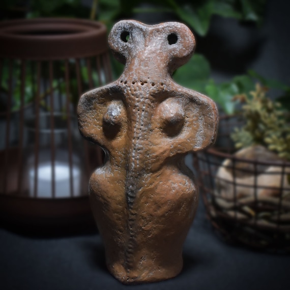 Unique spiritual Eye Idol sculpture - Tel Brak inspired work of art made of clay and smoke-fired