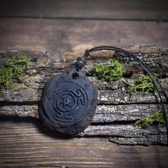 Amulet "Hekate's Wheel" – Spiritual Companion in Smoke Burning Art – Pathfinder Between the Worlds – Protection & Guidance – Item No.: AMU048