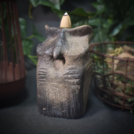 Handmade backflow incense cone holder made of traditionally fired clay - Shamanic power animal owl for altar accessories & incense rituals