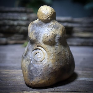 Guardian of your wishes – the archaic goddess made of smoke-fired clay – your spiritual companion for life – Item No.: WSH008