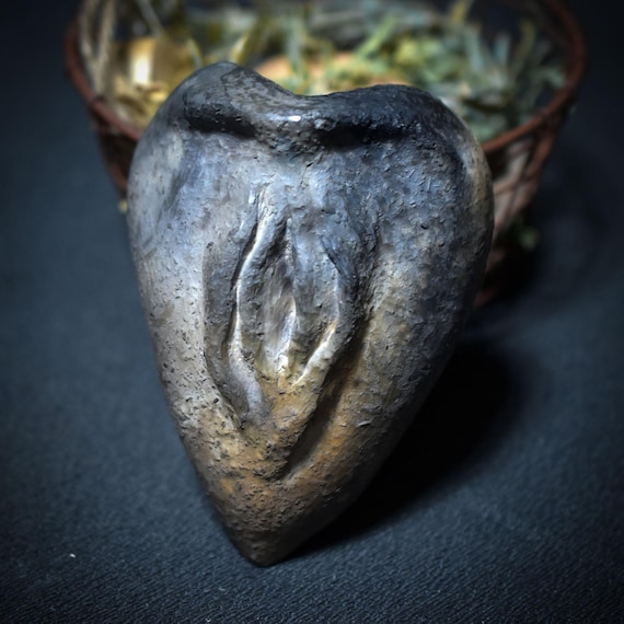 Yoni Heart – symbol of love, origin, and feminine power in smoke burning art – a sign of reconnection – Art.No.: SKU114