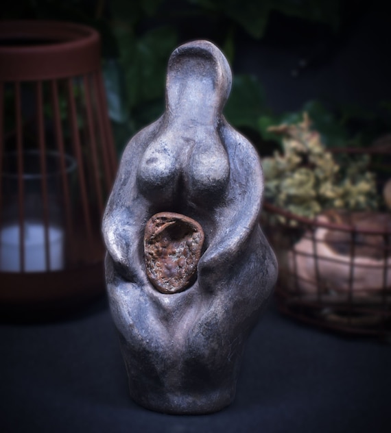Handcrafted Goddess figure made of clay with inlay of a limonite stone – finished in smoke firing – A tribute to femininity and matriarchy