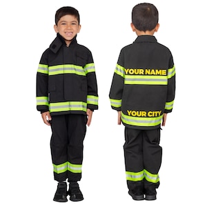 Puede incluir: Un conjunto de disfraz de bombero negro compuesto por chaqueta y pantalón. La chaqueta presenta franjas reflectantes de color amarillo neón en las mangas y el torso. La parte trasera muestra el texto amarillo YOUR NAME y YOUR CITY.