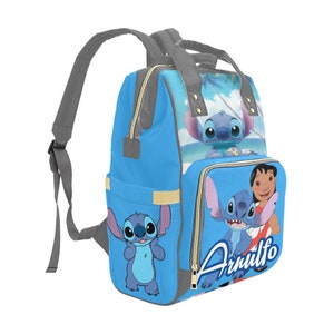 May include: A blue and gray backpack with a Stitch and Lilo design. The backpack has a large main compartment, a smaller front pocket, and two side pockets. The backpack is decorated with images of Stitch and Lilo, as well as the text "Arnuilfo".