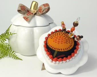 Alfiletero de calabaza con alfileres: artículo de costura otoñal hecho a mano, regalo para acolchado y manualidades.