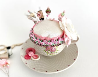 Puntaspilli fatto a mano a forma di tazza da tè: porcellana Teleflora vintage, decorazione da cucito floreale rosa