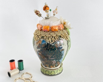 Spilla a forma di vaso asiatico: decorazione da cucito vintage fatta a mano
