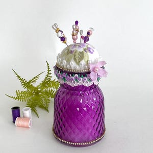 Lila Glas Nadelkissen aus Upcycling Material - Cottagecore Quilting Geschenk mit Perlenstiften