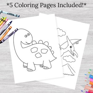 Puede incluir: Cinco p&aacute;ginas para colorear en blanco y negro con dinosaurios. Las p&aacute;ginas incluyen un dinosaurio con p&uacute;as en la espalda, un dinosaurio con cuello largo, un dinosaurio con cola larga, un dinosaurio con alas y un dinosaurio con hocico largo.