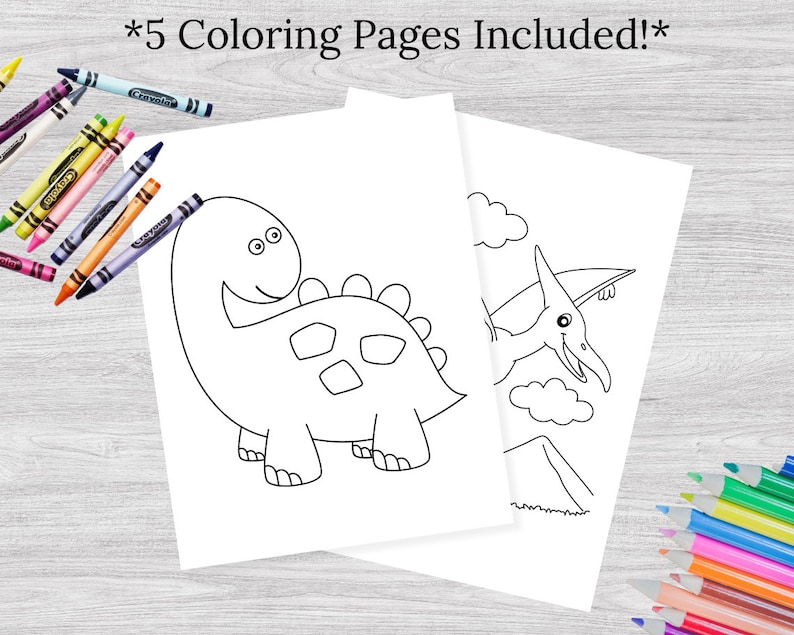 Puede incluir: Cinco p&aacute;ginas para colorear en blanco y negro con dinosaurios. Las p&aacute;ginas incluyen un dinosaurio con p&uacute;as en la espalda, un dinosaurio con cuello largo, un dinosaurio con cola larga, un dinosaurio con alas y un dinosaurio con hocico largo.