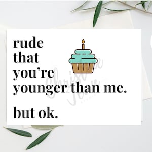 cartão de aniversário sarcástico / rude por você ser mais jovem que eu. mas tudo bem. / cartão de aniversário hilariante / cartão de aniversário engraçado para ela / para ele