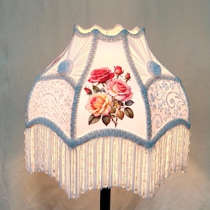 Handgefertigte Scallop Dome Lampenschirme: Weiße Rose mit Perlenfransen
