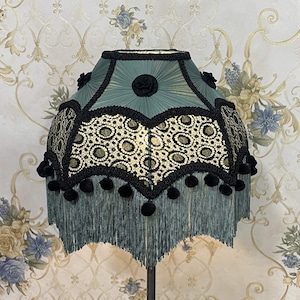 Pantalla de lámpara victoriana hecha a mano: encaje negro petróleo con pompones y flecos