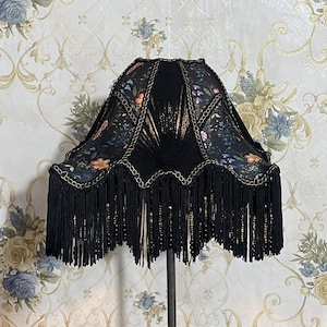 Pantalla de lámpara con estampado floral negro: cúpula de seda de estilo victoriano con flecos