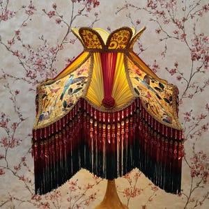 Paralume fatto a mano con stampa dorata: pendente con perline e frange in rayon.