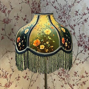 Handgemaakte coquille lampenkap: groene bloemenprint met hangende kralen