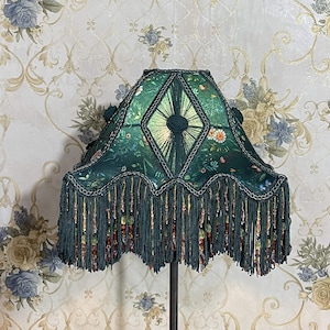 Groene lampenkap met meerdere prints: Victoriaanse stijl met kralenfranje