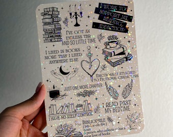 Puede incluir: Una hoja de pegatinas con fondo brillante e ilustraciones en blanco y negro de libros, velas y otras imágenes relacionadas con la lectura. El texto en la hoja de pegatinas incluye citas sobre la lectura, como "Tengo un TBR infinito y tan poco tiempo" y "Trabajo para apoyar mi adicción a la lectura".