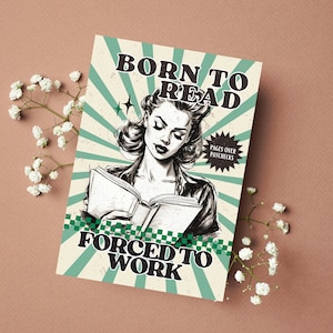 Può includere: Un poster in stile vintage con una donna che legge un libro. Il poster ha uno schema di colori verde e bianco e dice "Nato per leggere, costretto a lavorare" con il testo "Pagine sopra gli stipendi" in un fumetto.