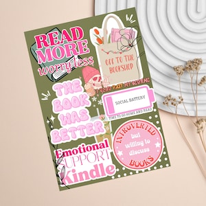 Puede incluir: Un fondo verde con pegatinas rosas y blancas con frases sobre la lectura. Las pegatinas incluyen "Leer más, preocuparse menos", "El libro fue mejor", "De camino a la librería", "Leo más allá de mi hora de dormir", "Batería social Tiempo de ir a casa y leer", "Introvertido pero dispuesto a discutir libros", y "Apoyo emocional Kindle".