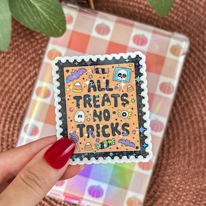 Puede incluir: Una colorida pegatina de Halloween con el texto "ALL TREATS NO TRICKS" en un diseño de sello postal. La pegatina presenta caramelos, fantasmas, murciélagos y una calavera. El fondo es un patrón de cuadros con calabazas.