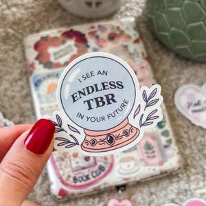 Słodka naklejka Kindle TBR Kobo Decor Romantasy E-Reader Holograficzna naklejka Bookish Laptop Vinyl Sticker Kindle Akcesoria Prezent dla miłośnika książek