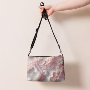 Bolso bandolera de cuarzo rosa con correas extraíbles