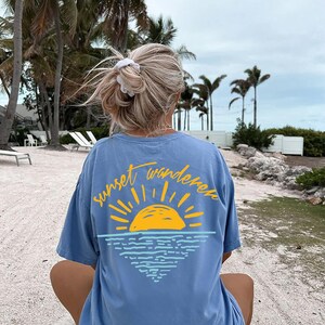 サンセットTシャツ トレンディなビーチシャツ ココナッツガール服 かわいい夏Tシャツ トレンディなグラフィックTシャツ マーメイドコアシャツ 快適なカラー オーバーサイズTシャツ