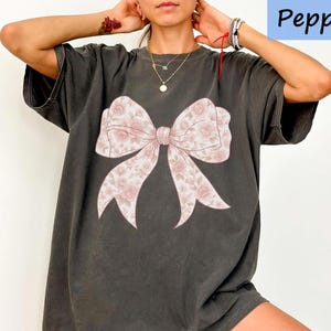 Comfort Colors Pink Floral Chinoiserie Bow Shirt, Bow Tshirt, Aesthetic Trendy Pink Bow Sweatshirt, Coquette Shirt, Bow Crewneck Gift, Toile