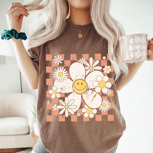 Checkered Smiley Flowers Shirt, Comfort Colors Retro Smile Face T-shirt, Trendy Vintage Graphic Tee, Oversized Happy Face Shirt for Womens
