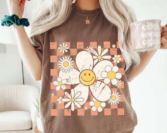 Checkered Smiley Flowers Shirt, Comfort Colors Retro Smile Face T-shirt, Trendy Vintage Graphic Tee, Oversized Happy Face Shirt for Womens