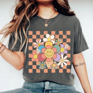 Comfort Colors Happy Face Shirt, Flower Shirt, Retro Smile Shirt, Checkered Pattern Smile Face Shirts for Women, Smiling Face Graphic Tees
