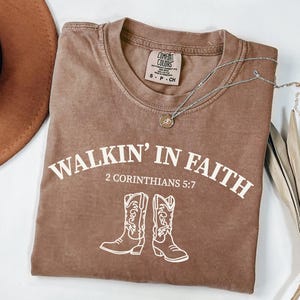 Christelijk western T-shirt comfortabele kleuren christelijk shirt, Walk by Faith-shirt voor christelijk minimalistisch op geloof gebaseerd cadeau-idee verjaardag Tees