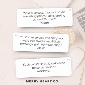 K&ouml;nnte beinhalten: Bild mit Kundenbewertungen in wei&szlig;en Sprechblasen. Die Bewertungen loben das Aussehen des Produkts und den Kundenservice. Der Shop-Name, MERRY HEART CO., befindet sich unten.