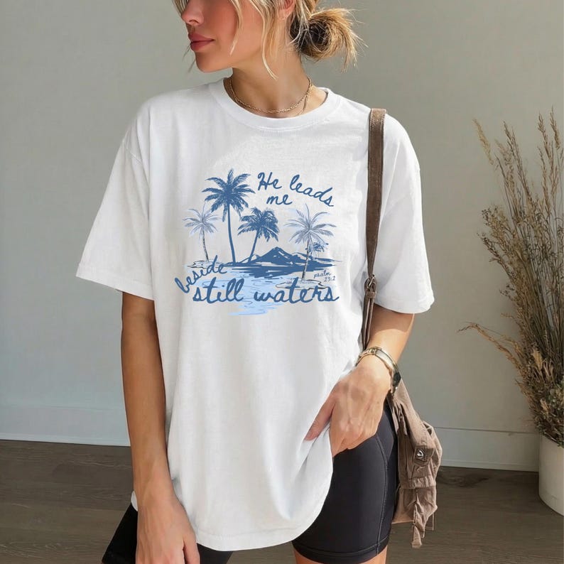 Christlicher Strand Shirt Frauen Glaube Sommer T-Shirt Ozean Ästhetisches christliches Mädchen Strand Shirt Niedliches feminines grafisches T-Shirt Urlaub Bibel-Vers-Shirt Bild 1
