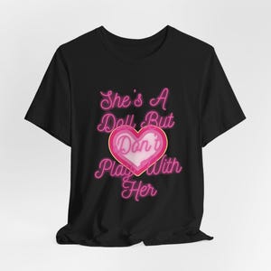 Hyperfeminines Girlypop Damen Jersey T-Shirt, Barbie Bratz Y2K Design, Don&#39;t Play With Her, trendiges Mode Top, süßes Grafik-Shirt, Statement