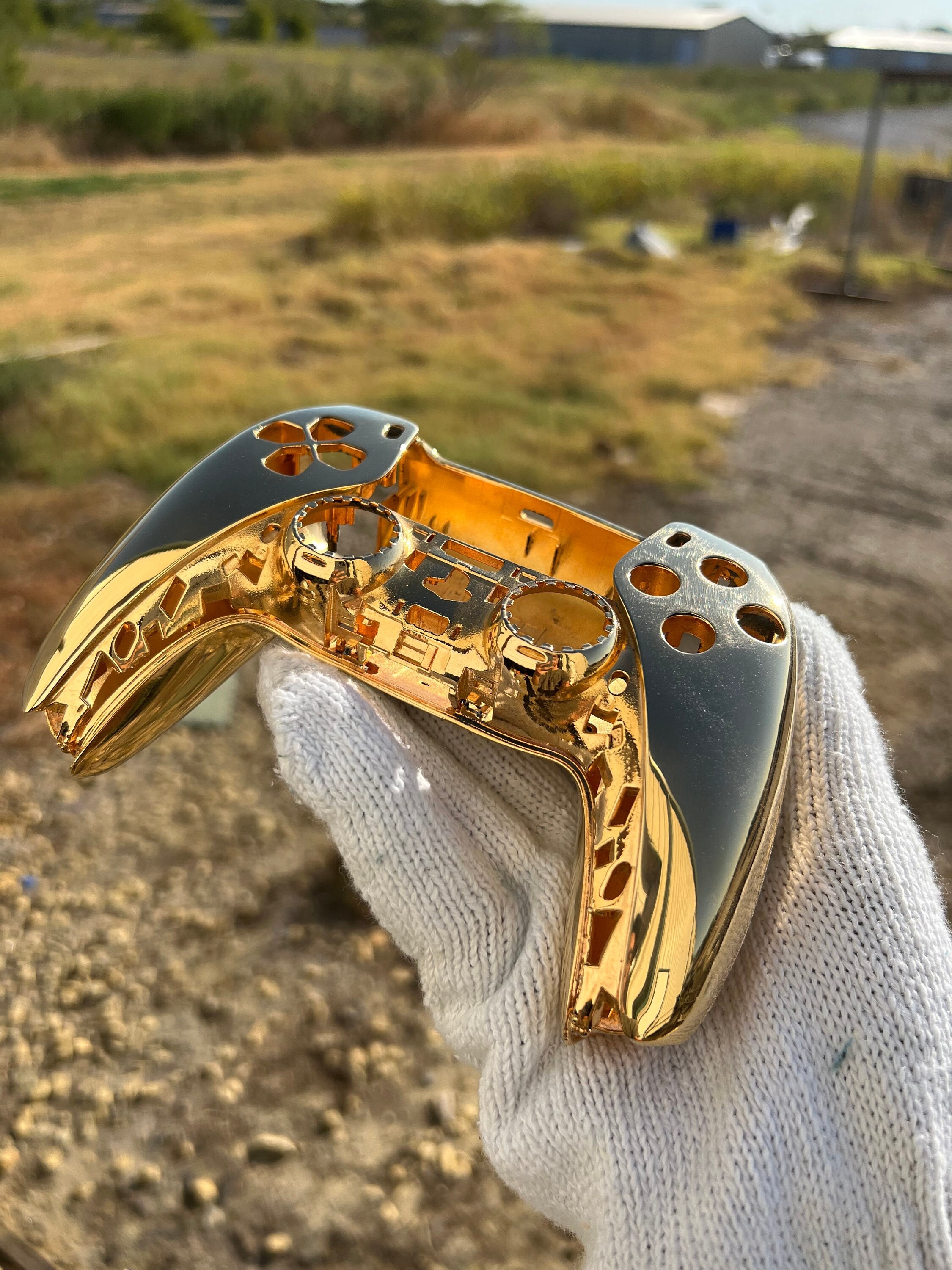 The Gold PS5 Controller - GeekSNG