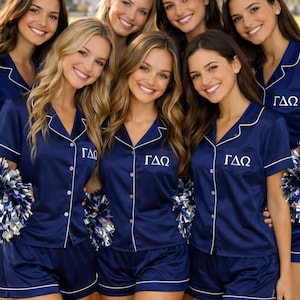 Sorority-pyjamas, grekiska bokstäverpyjamas, cheerleading-pyjamasset, personlig college-pyjamas | 69 färger | Anpassa fram- eller baksida | XS - 4XL