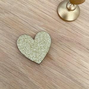 Broche coeur en bois à paillettes image 1