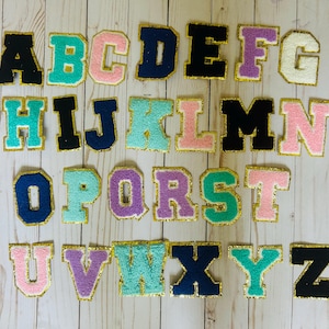 Letras grandes de chenilla, letras preppy, letras universitarias, blanco, azul, negro, rosa, morado con ribete dorado - plancha/prensa térmica - aprox. 3,12 pulgadas