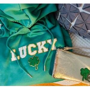 LUCKY Moletom com capuz ou gola redonda - Camisas Preppy Patch. Perfeito para todas as suas travessuras do Dia de São Patrício!