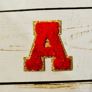 Letras em chenille - vermelho com acabamento dourado - autoadesivo e passável a ferro