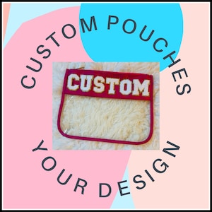 Peut inclure: Une pochette transparente avec une bordure et une fermeture éclair magenta, avec le mot "CUSTOM" en lettres perlées blanches. La pochette est posée sur un fond blanc duveteux, avec les mots "CUSTOM POUCHES YOUR DESIGN" en cercle.