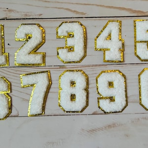 Parches de números de chenilla, parche de número, blanco con borde dorado, autoadhesivo y termoadhesivo para proyectos de bricolaje.