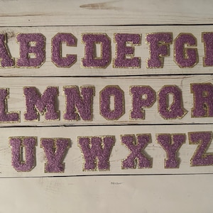 Letras moradas y doradas, letras de chenilla moradas con adornos dorados, autoadhesivas y termoadhesivas. ¡Ideal para proyectos escolares o manualidades en casa!