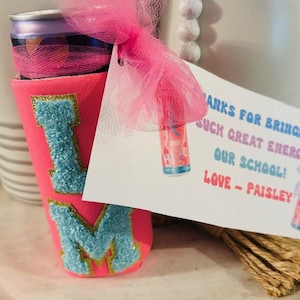 Funda para latas personalizada. Funda delgada personalizada o funda estándar. Fundas con parches de letras. Funda estándar o delgada. Regalo personalizado.