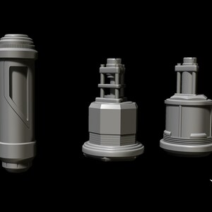 K&ouml;nnte beinhalten: Drei graue 3D-gedruckte Modelle futuristischer Ger&auml;te. Das Modell links ist ein hoher, zylindrischer Beh&auml;lter mit einer rechteckigen &Ouml;ffnung. Das mittlere Modell ist ein rundes, mehrschichtiges Ger&auml;t mit einem quadratischen Sockel. Das Modell rechts ist ein rundes, mehrschichtiges Ger&auml;t mit einem zylindrischen Sockel.