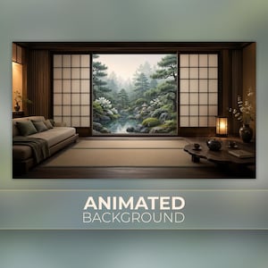Peut inclure: Une pièce avec un canapé beige, une table basse en bois avec un service à thé et des cloisons shoji coulissantes ouvrant sur un jardin avec des pins, des rochers et un étang. Le texte ANIMATED BACKGROUND apparaît en bas de l'image.