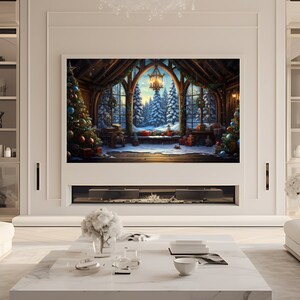 Pode incluir: Uma pintura digital de uma cabana aconchegante decorada para o Natal. A cabana tem uma grande janela com vista para uma floresta nevada. A janela &eacute; adornada com uma coroa e uma corrente de luzes. H&aacute; &aacute;rvores de Natal e presentes dentro da cabana.